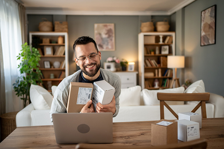 An eCommerce seller reading over shipping insurance perks.