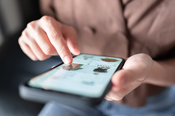 Image: Customer scrolling before checkout.